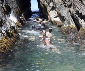 Decenas de turistas se dejan seducir por la curiosidad de cruzar los casi 100 metros de la cueva del amor.