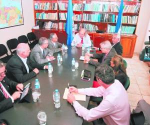 John Biehl durante el encuentro en la sede de la OEA con los representantes del sector empresarial.
