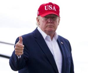 El presidente estadounidense Donald Trump alza el pulgar antes de partir del aeropuerto de Shannon, Irlanda, el viernes 7 de junio de 2019. Foto: Agencia AFP.