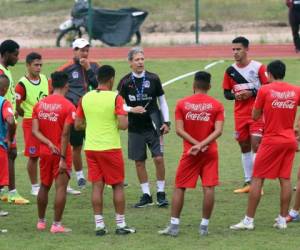 El estratega Carlos Restrepo se reunió este viernes con su equipo en la cancha de Unitec.