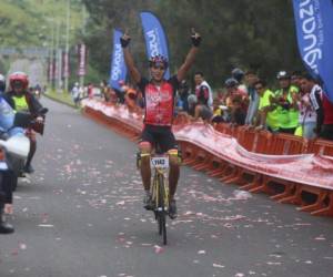 Bryan Mendoza al momento de llegar a la meta, llevándose el primer lugar en la categoría Élite. Foto: David Romero/ EL HERALDO