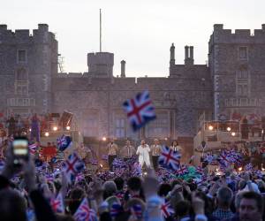 Carlos III y Camila fueron coronados reyes de Inglaterra y la pareja real decidió compartir la celebración con el pueblo británico, por lo que en los planes de la coronación el segundo día se ofreció un concierto frente al castillo de Windsor donde participaron estrellas internacionales, sin embargo quedaron fuera varios artistas británicos que se negaron a participar en el show.