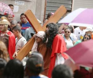 Decenas de capitalinos acudieron este viernes a los actos religiosos del Santo Entierro (Foto: El Heraldo Honduras/ Noticias de Honduras)
