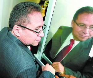 Enrique Flores Lanza tiene orden de captura en su contra.