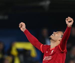 El defensa holandés del Liverpool Virgil van Dijk celebra al final del partido de fútbol de vuelta de la semifinal de la UEFA Champions League entre el Liverpool y el Villarreal CF en el estadio de La Cerámica.