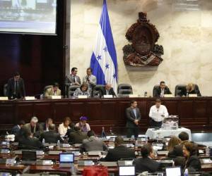 El diputado Marlon Lara durante el escrutinio público de la votación para elegir la Corte Suprema de Justicia (CSJ) (Foto: Marvin Salgado).