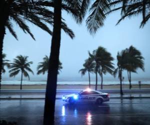 La policía patrulla la calle que corre a lo largo de Sebastian Street Beach antes de la llegada del huracán Irma el 9 de septiembre de 2017 en Fort Lauderdale, Florida. El gobernador Rick Scott ha ordenado una evacuación de millones de personas de la parte sur del estado antes de la tormenta sin precedentes. Chip Somodevilla / Getty Images / AFP