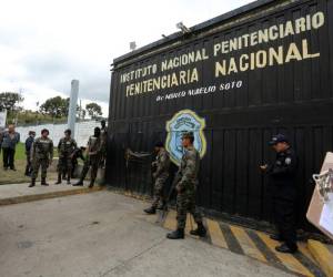 Portón de ingreso a la Penitenciaría Nacional.