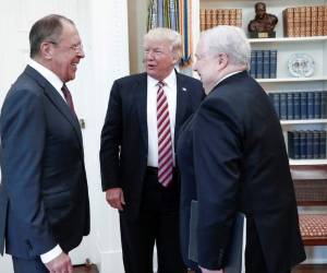 Trump recibió el miércoles pasado en el Salón Oval al jefe de la diplomacia rusa, Serguei Lavrov, y al embajador ruso en Washington, Serguei Kisliak (Foto: AFP/ El Heraldo Honduras/ Noticias de Honduras)