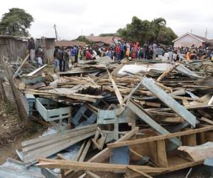 Así quedó la escena después del derrumbe de una escuela en Nairobi, Kenia. El edificio fue construido en madera y placas de metal ondulado. Foto: AP.