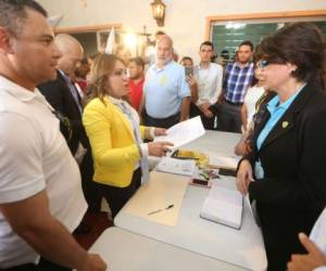 La diputada presentó oficialmente su planilla a la Junta receptora del Pac. (Fotos: Johny Magallanes)