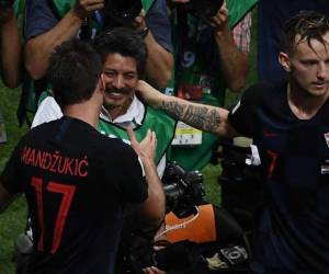 El croata Vida le dio un beso al salvadoreño que seguían sin dejar la cámara de lado, logrando sacar primeros planos de la euforia de los jugadores croatas. Foto: AFP