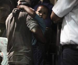 Entre los migrantes detenidos hay varios menores de edad que viajan en condiciones deporables. (Foto: AP/ El Heraldo Honduras/ Noticias de Honduras)