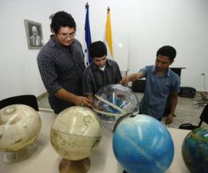 Los universitarios realizan diferentes estudios orbitales de los planetas.