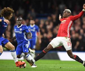 Paul Pogba ante David Luiz durante el duelo de cuartos de final de la FA Cup entre Chelsea y Manchester United (Foto: Agencias/AFP /Deportes EL HERALDO Honduras)