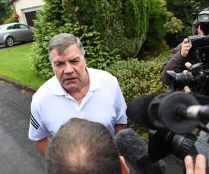 Sam Allardyce charla con los medios sobre la polémica que dio a conocer Daily Telegrah (Foto: Agencia AFP)