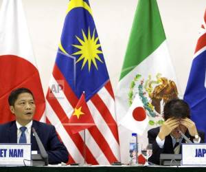 En la misma semana que Trump concretaría su anuncio sobre la imposición de aranceles al acero y el aluminio amenazando con desatar una guerra comercial, la firma del CPTPP representa una fuerte señal en favor de la apertura comercial. (Foto: AP/ El Heraldo Honduras)