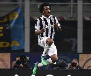 El mediocampista colombiano de la Juventus, Juan Cuadrado, celebra al final del partido de fútbol italiano Serie A entre el Inter de Milán y la Juventus el 28 de abril de 2018 en el Estadio San Siro de Milán. Foto: AFP/El Heraldo Honduras.