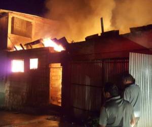 El incfendio consumió por completo las dos viviendas de la colonia 28 de Marzo.