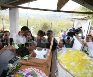 El dolor, el pesar y el desconsuelo, eran incontrolables en el entierro de las víctimas de la masacre de la colonia Villanueva en la capital de Honduras (Foto: Mario Urrutia / EL HERALDO Honduras)