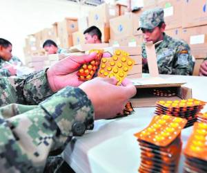 Elementos del Ejército cuentan manualmente y por unidad cada uno de los medicamentos que ingresan al almacén.