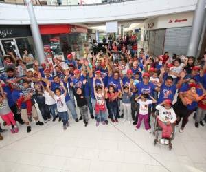 El grupo de padres emocionado por iniciar las competencias. Foto: EL HERALDO/David Romero