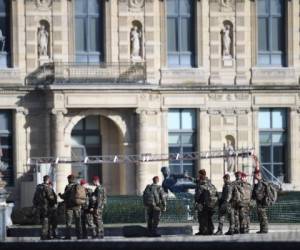 El ataque se dio en la turística galería comercial del museo del Louvre de París (Foto: Agencia AFP)