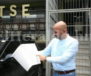 Virgilio Padilla muestra la publicación de La Gaceta (Foto: El Heraldo Honduras/ Noticias de Honduras)