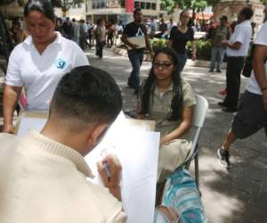 Durante la actividad los estudiantes elaboraron retratos de los participantes. Foto: Efraín Salgado /EL HERALDO