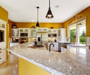 El color amarillo, naranja y verde, son tonos que, pese a lo que parezca, hacen que el espacio se vea más reducido.