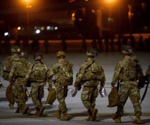 En esta imagen del miércoles 1 de enero de 2020, soldados del Ejército de Estados Unidos de la Compañía Aérea 82, abordan una aeronave C-17 en Fort Bragg, Carolina del Norte, para su despliegue en Medio Oriente. (Melissa Sue Gerrits/The Fayetteville Observer via AP, Archivo)