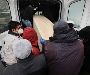 'El exceso de 5,293 muertes no identificadas como casos confirmados o probables de Covid-19 pueden haber estado directa o indirectamente ligadas a la pandemia', sostuvo el informe. Foto: AFP