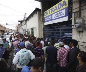 Las filas eran enormes ayer en el Registro Vehicular del IP.