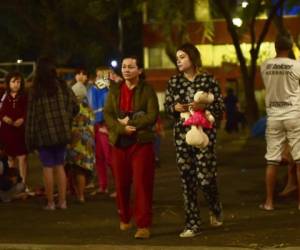 Las personas salieron de sus casas en pijama al sentir el movimiento telúrico. (Foto: AFP/ El Heraldo Honduras/ Noticias Honduras hoy)