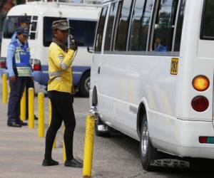 Los policías de la DNVT reciben apoyo de la los agentes de orden vial de la comuna. Foto: Marvin Salgado/EL HERALDO.