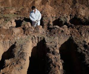 Un trabajador hace una pausa mientras cava tumbas en el cementerio de San Vicente en Córdoba, Argentina, el martes 14 de abril de 2020. (AP Foto / Nicolás Aguilera)