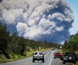 Una enorme nube de ceniza volcánica emanó este martes del volcán hawaiano Kilauea, lo que llevó a las autoridades a emitir una alerta roja. Foto: AFP
