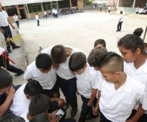 Algunos niños llevan su teléfono celular a la escuela y adquieren popularidad entre sus compañeros. Foto: Alejandro Amador/EL HERALDO.
