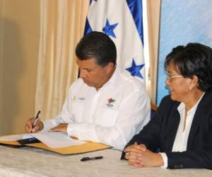 Emilio Silvestri y Martha Doblado firmaron el convenio.