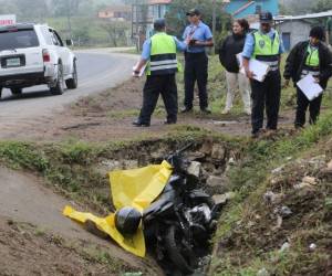 La víctima, aún no identificada se precipitó a una cuneta ubicada a orilla de la carretera lo que generó que muriera casi al instante. Foto: Mario Urrutia/ EL HERALDO