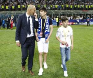 Zinedine Zidane junto a dos de sus hijo en el estadio del Real Madrid.