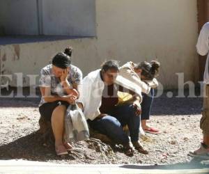 La familia de Oscar Valladares, el conductor que falleció esta mañana, llegaron a reclamar su cuerpo (Foto: Estalin Irías / Sucesos de Honduras / El Heraldo Honduras)