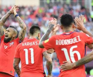 TOPSHOT - Chile's midfielder Arturo Vidal (L) celebrates after Chile's forward Martin Rodriguez (16) scored a goal during the 2017 Confederations Cup group B football match between Chile and Australia at the Spartak Stadium in Moscow on June 25, 2017. / AFP PHOTO / Yuri KADOBNOV