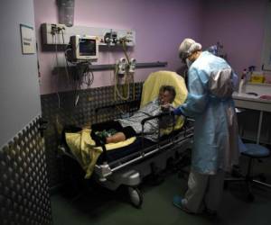 Una enfermera atiende a una anciana sospechosa de estar infectada con Covid-19 en el servicio de emergencia del hospital Andre Gregoire en Montreuil, al este de París, el 15 de octubre de 2020. Foto: AFP