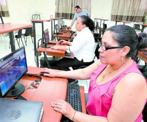 La modalidad de la educación a distancia es B-learning, es decir, que reciben clases por plataforma en Internet y presenciales cada tres semanas.