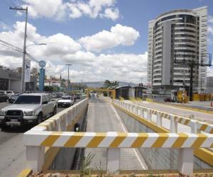 En el punto de Emisoras Unidas se concentra un ejemplo de desarrollo con un paso a desnivel, los carriles del Trans 450 y la Torre Metrópolis.