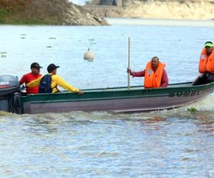 Los voluntarios y personal permanente de bomberos han comenzado a revisar sus lanchas para atender cualquier emergencia acuática. Foto: David Romero/EL HERALDO.