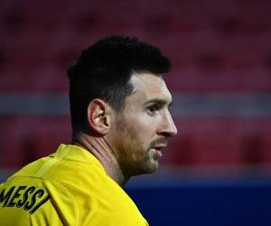 El delantero argentino del Barcelona Lionel Messi reacciona durante el partido de fútbol de la Liga española entre el Club Atlético de Madrid y el FC Barcelona en el estadio Wanda Metropolitano de Madrid el 21 de noviembre de 2020. Foto: AFP