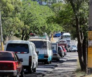 Largas filas de carros se forman en los accesos a los mercados de Comayagüela. Foto: David Romero / EL HERALDO