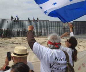 La caravana migrante llegó hasta el muro donde realizó una manifestación pidiendo asilo. foto AFP